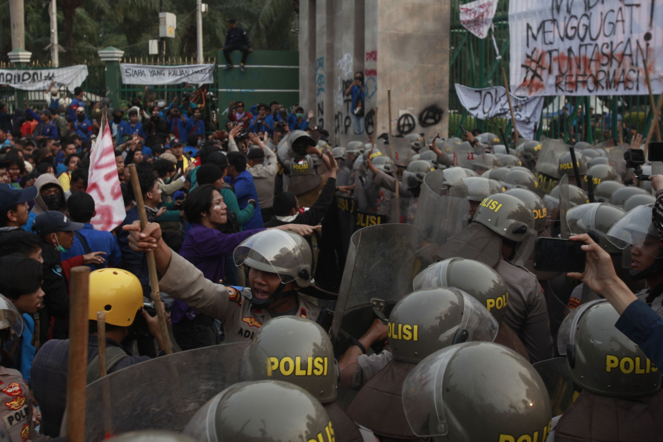 Advocacy groups report police&rsquo;s handling of protesters to human rights commission