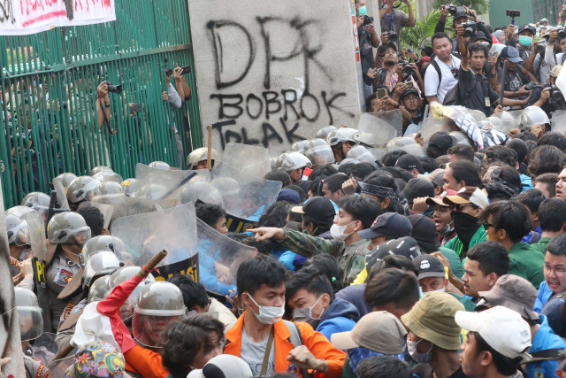 Officers equipped with guns during deadly student protest in Kendari face disciplinary actions