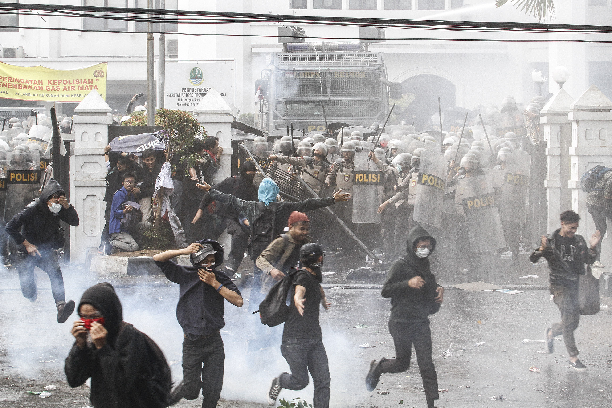 [UPDATED] Hundreds Injured, Arrested As Jakarta Protest Ends In Clashes ...