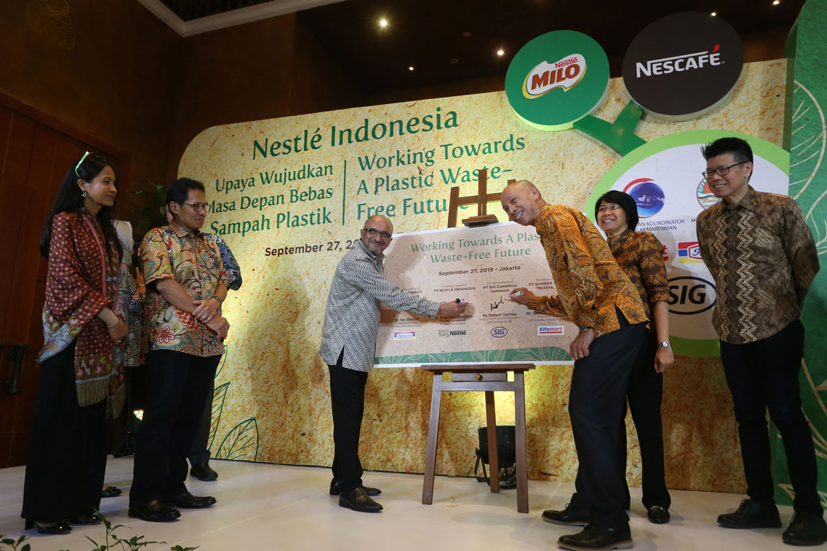 Dharnesh Gordhon (third left), president director of Nestl&eacute; Indonesia, signs an agreement to reduce plastic use during the launch of paper straws and cups in Jakarta on Sept. 27 