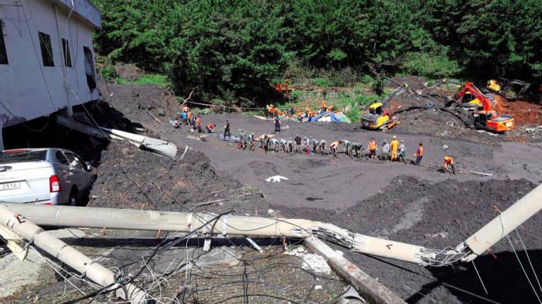 Six killed as typhoon lashes South Korea