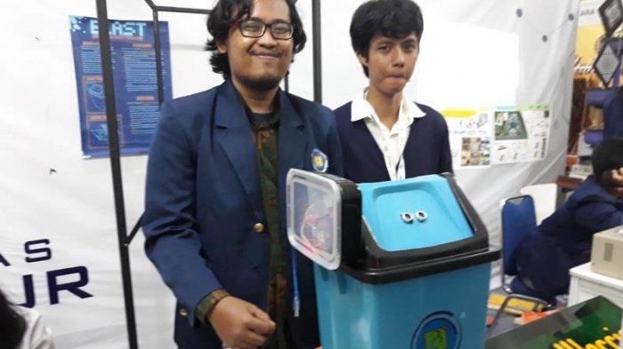 School children visit a booth that displays an innovation called Budi Luhur Smart Trash Bin (BLAST), a prototype trash can with an ultrasonic sensor to detect movement, during the 2019 Puspiptek Innovation Festival in South Tangerang, Banten, on Oct. 4. The trash can lid automatically opens when someone approaches to throw garbage into it. The sensor system will send SMS notifications to the collectors when the bin is almost full. It was crafted by university students of Budi Luhur University. (JP/Sausan Atika)