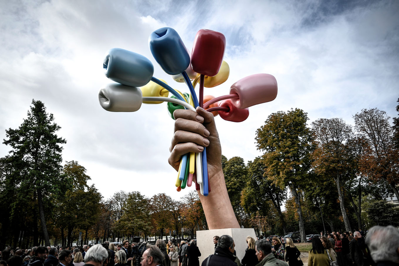 Jeff Koons' controversial 'Bouquet of Tulips' unveiled in Paris