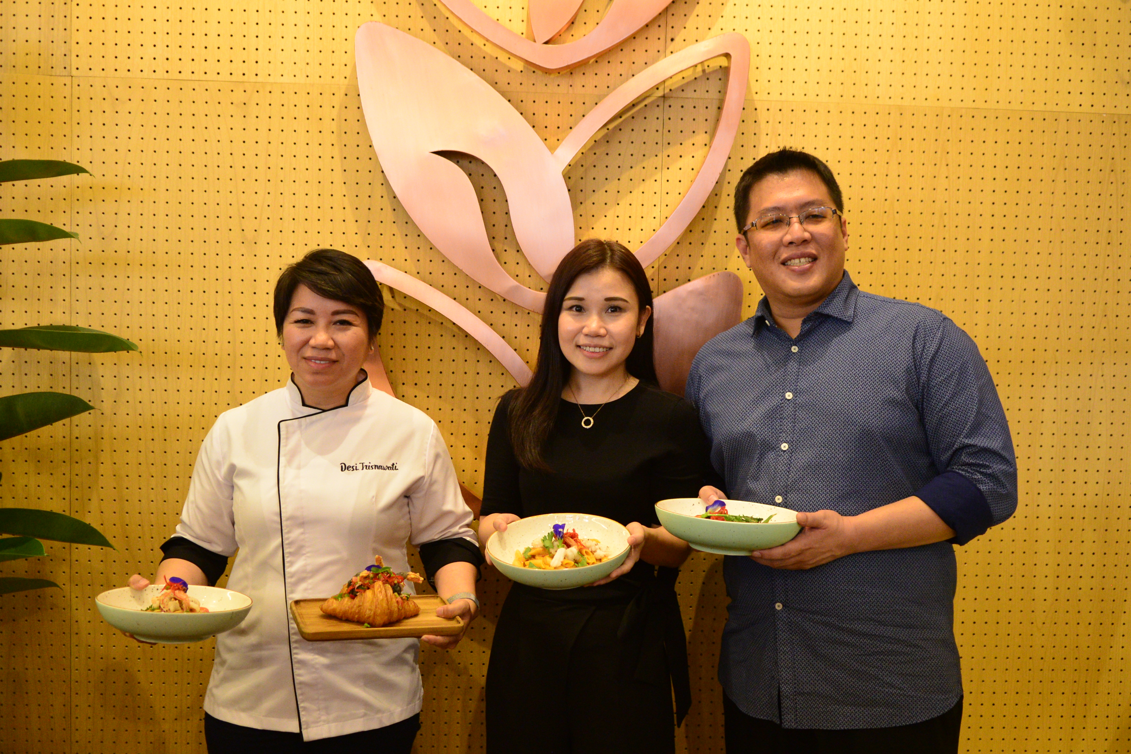 Chef Desi Trisnawati (left), Joe & Dough co-founders Dawn Wee (center) and Damien Koh (right) present four new dishes to mark the opening of Joe & Dough's new branch at Gandaria City mall in South Jakarta on Sept. 24.