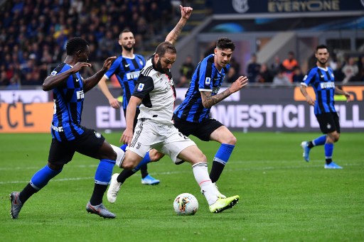 Higuain winner beats Inter to put Juventus top of Serie A
