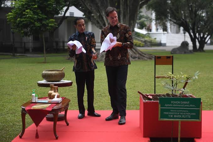 Jokowi, Rutte want to improve economic ties, tiptoe around past war crimes