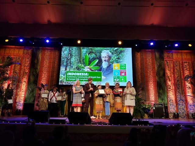 Representatives of the Sungai Utik Dayak Iban Longhouse Community from West Kalimantan receive the Equator Prize from UNDP Goodwill Ambassador Nikolaj Coster-Waldau.