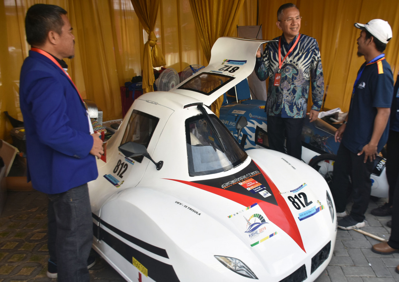 Indonesian students battle it out at eco-friendly car contest