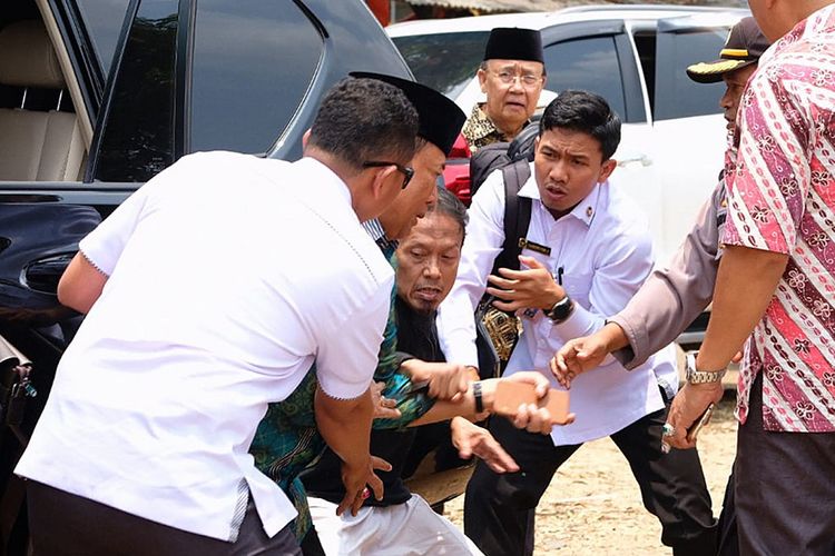 Colleagues say Wiranto can walk, tell jokes as he recuperates after attack
