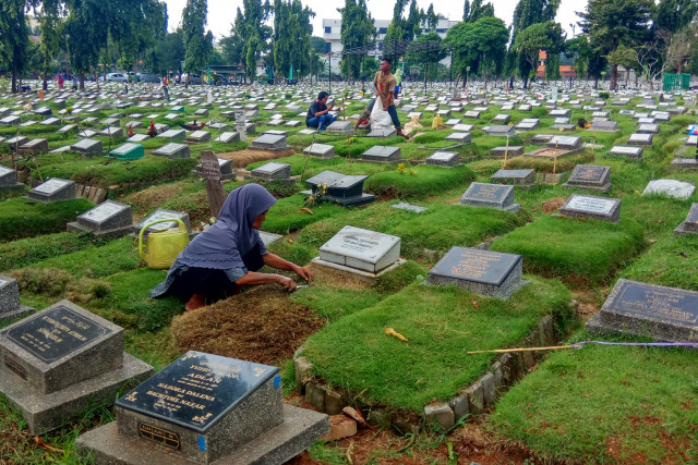 A cemetery worker tends to a grave at the Utan Kayu Public Cemetery in East Jakarta on May 17. 