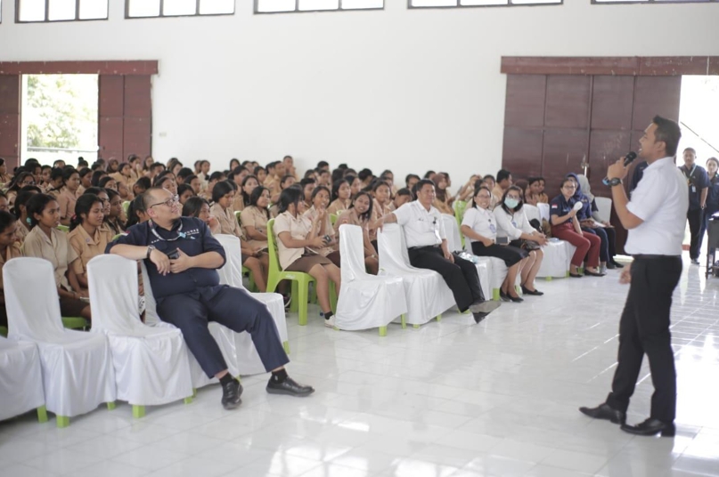 Solving immigration problems: Immigration officials hold a public talk at SMK 1 state vocational school in Kupang, East Nusa Tenggara, to inform the students about how to adhere to the immigration rules and how to deal with human traffickers.