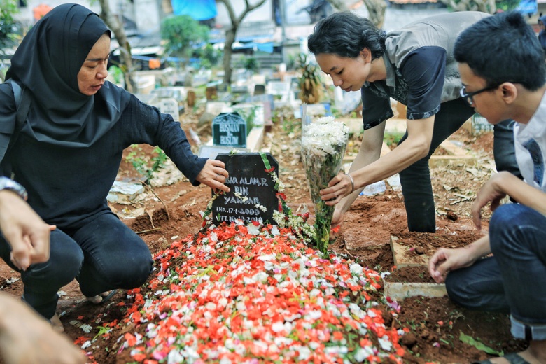 Family hopes for justice as Akbar Alamsyah is laid to rest