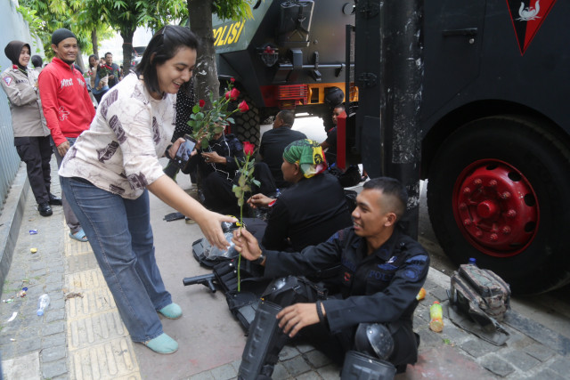 A group of women spread flower petals as a form of protest in front of the Jakarta Police headquarters in South Jakarta, on Sunday, Oct. 13. They demanded transparency over the arrests of students involved in the recent demonstrations.