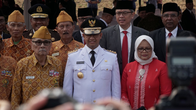 Jakarta Governor Anies Baswedan (left) and the speaker and deputy speakers of the Jakarta Council for the 2019-2024 term pose together after their inauguration at City Hall in Central Jakarta on Monday. (JP/Sausan Atika)