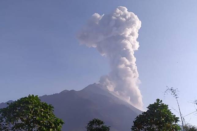 Ash covers villages on Merapi's slopes