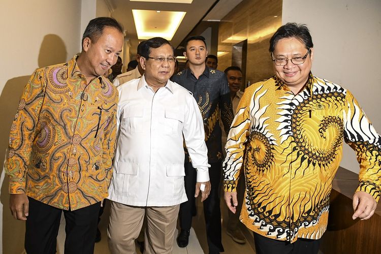 Golkar Party chairman Airlangga Hartarto (right) walking together with Gerindra Party chairman Prabowo Subianto (center) and Golkar Party executive Agus Gumiwang Kartasasmita (left) during a meeting in Jakarta on Tuesday.