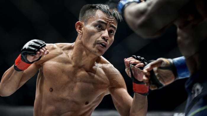 Top Indonesian MMA strawweight Stefer Rahardian (left) is all eyes on his opponent's moves during a ONE Championship bout.