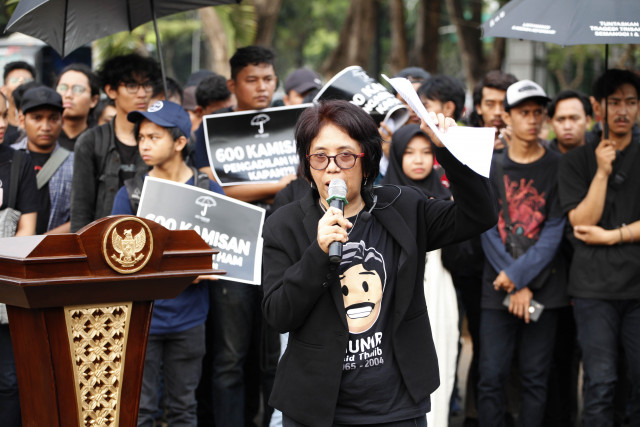 Students and members of the general public participate in the reading of the Munir fact-finding team (TPF) documents and film screening in Malang, East Java, on Wednesday. The event was held to commemorate human rights activist Munir Said Thalib 15 years after he was murdered on an airplane.