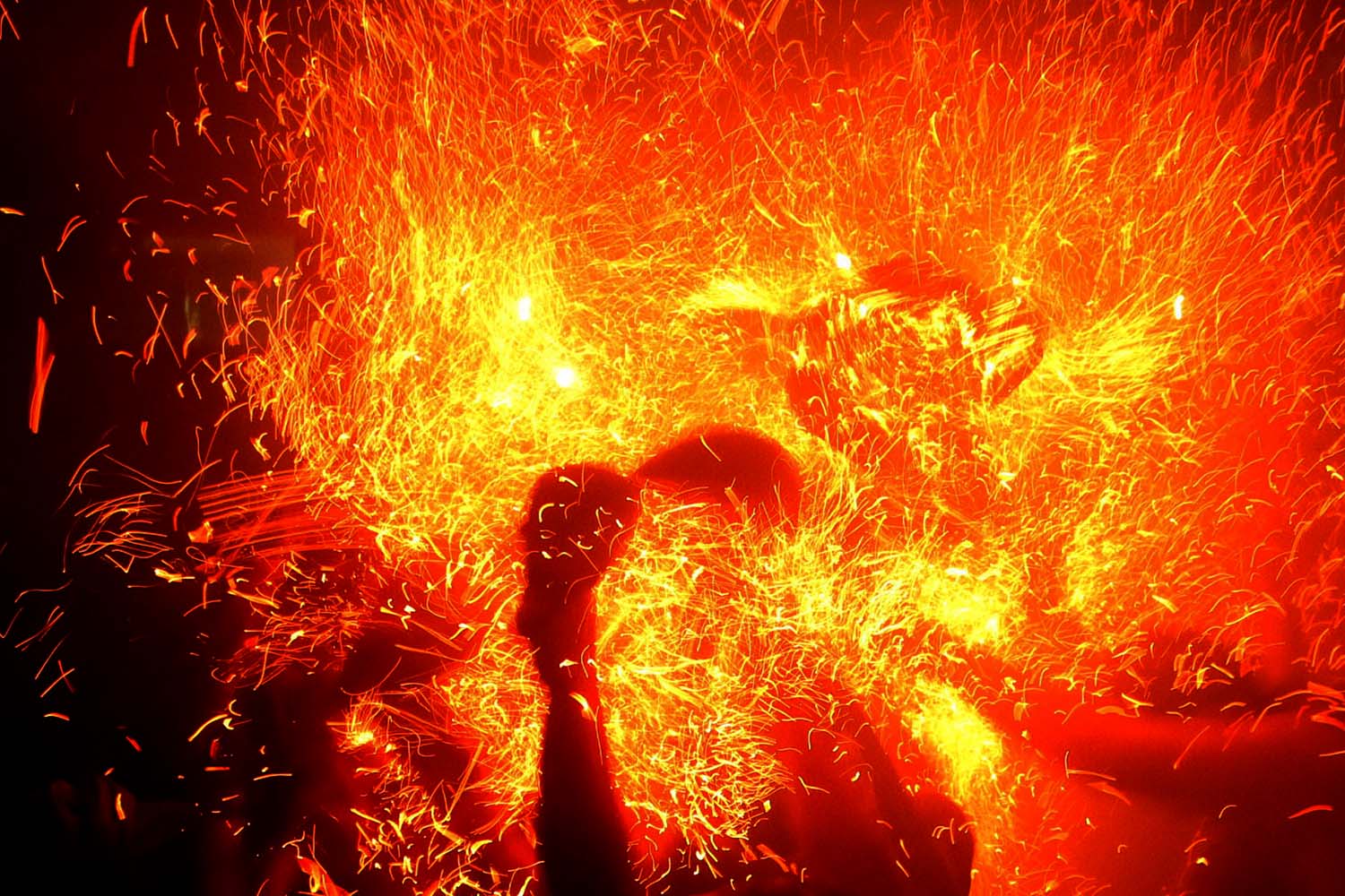 Burning coconut husks are held aloft as part of the mesiat geni tradition. JP/Zul Trio Anggono