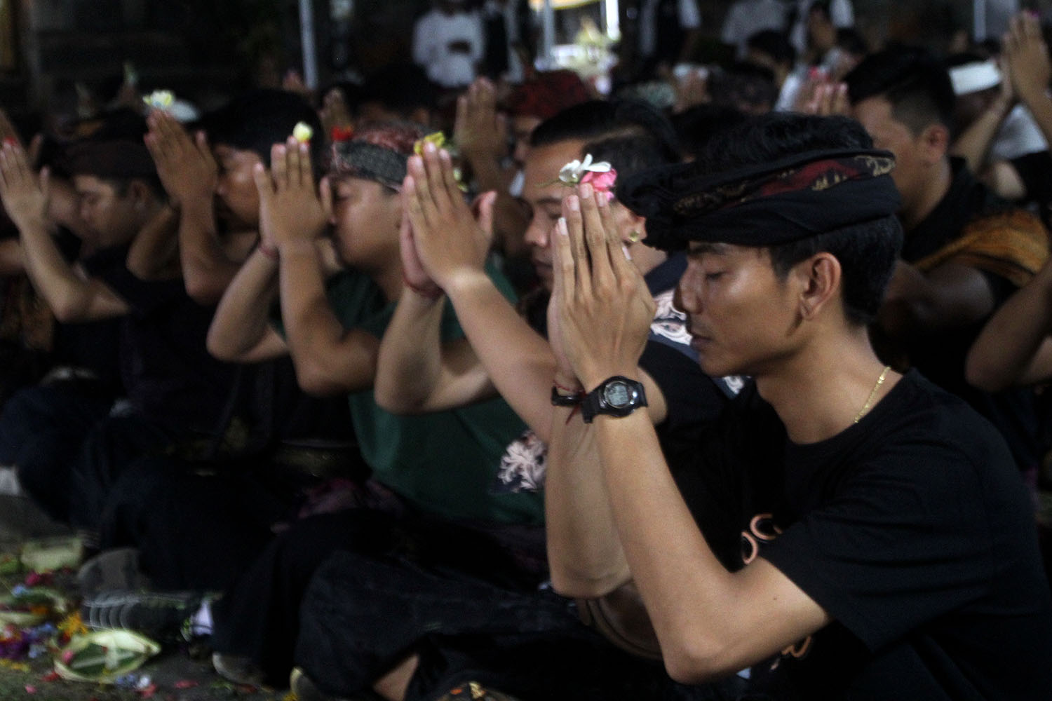 Young Balinese men seek purity, harmony during 'mesiat geni'