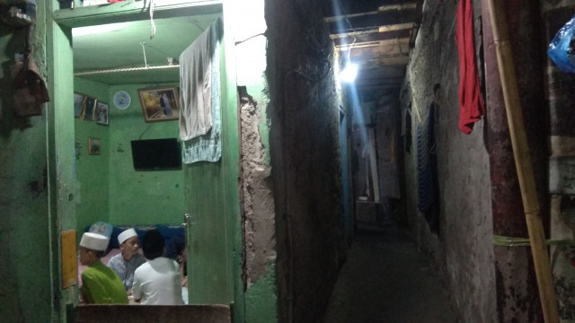 Where the sun never shines: The dark, cramped alleys many Jakartans call home