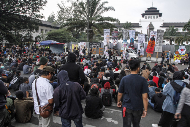 Hundreds of protesters rally on Jl. Diponegoro in Bandung, West Java on Oct. 17. 