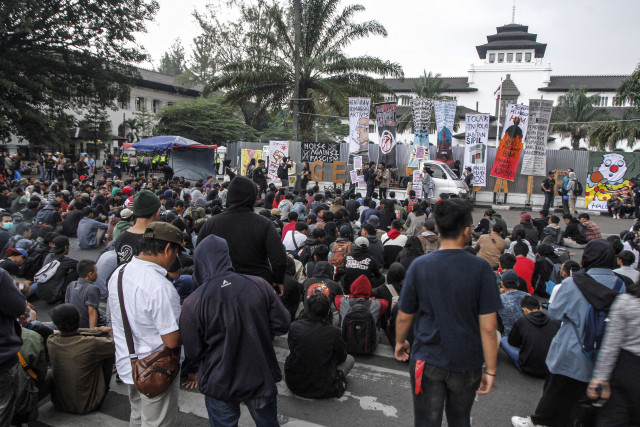 ‘We will keep fighting’: Three days ahead of Jokowi’s second term, protesters still rallying