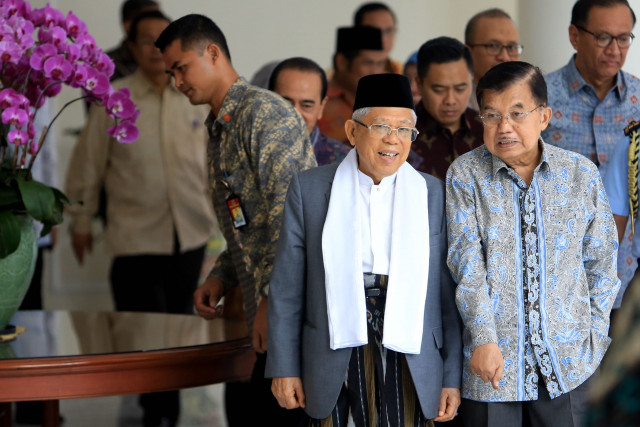 Sarong or pants for the palace? Ma’ruf Amin chooses....