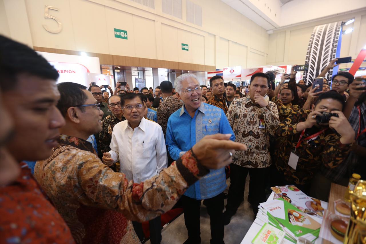 Sinar Mas managing director Saleh Husin welcomes Vice President Jusuf Kalla and Trade Minister Enggartiasto Lukita at the Indonesia Sinar Mas Trade Expo booth.