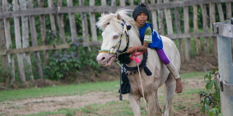 Activists condemn horse racing for children in West Nusa Tenggara after young jockey's death