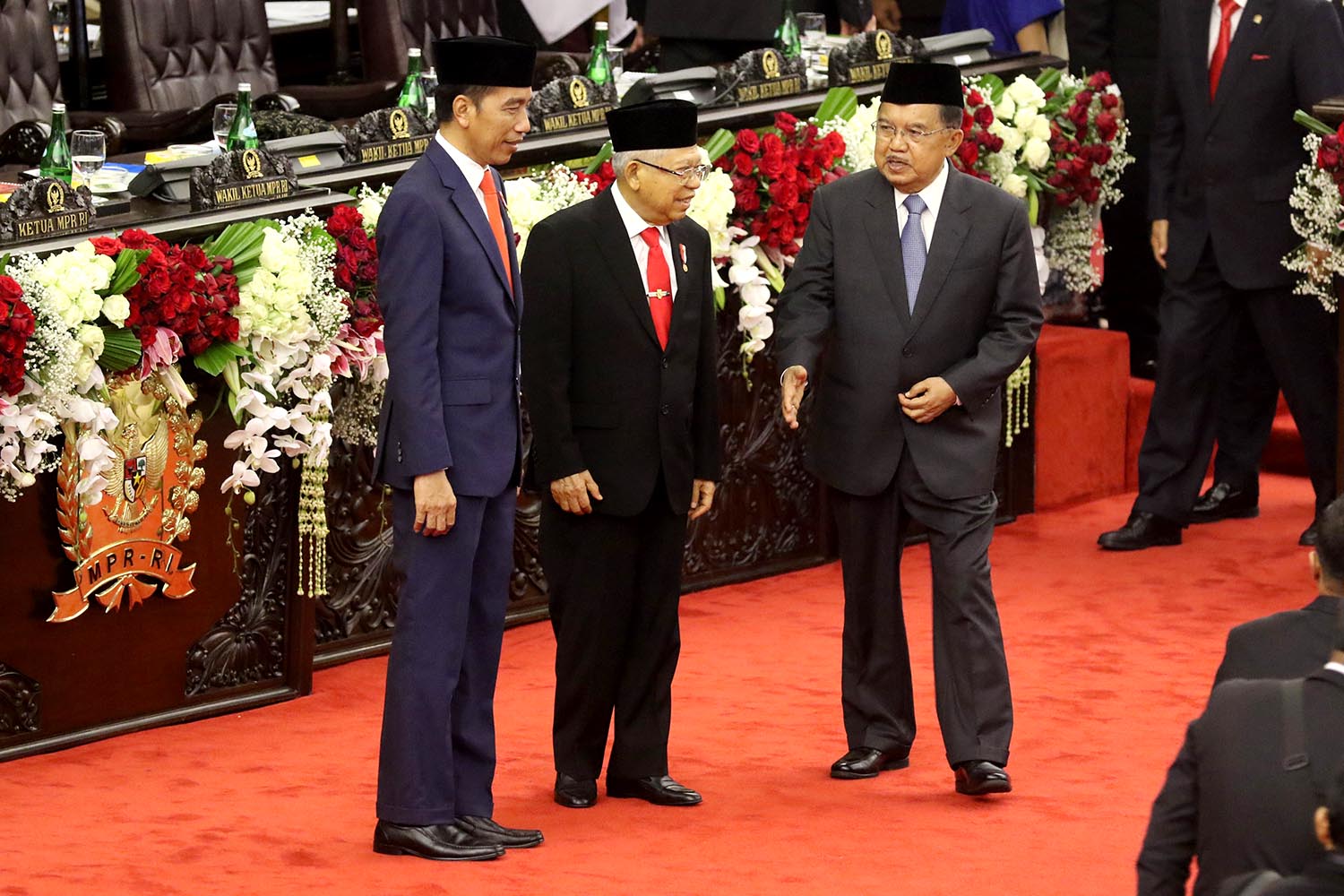 (Left to right), Indonesian president Joko "Jokowi" Widodo, vice president Ma'ruf Amin and former vice president Jusuf Kalla stand for a photo session after taking their oath as President and vice president for the period of 2019 to 2024 in a plenary session of the People's Consultative Assembly on Sunday. JP/Dhoni Setiawan
