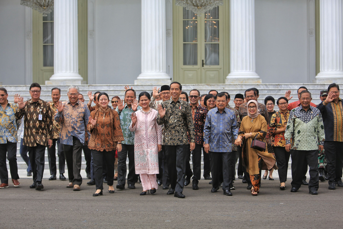 President Joko “Jokowi” Widodo and then-vice president Jusuf Kalla, accompanied by First Lady Iriana and Mufidah Jusuf Kalla, pose for a picture alongside Cabinet members during a gathering at Merdeka Palace in Jakarta on Friday.
JP/Seto Wardhana