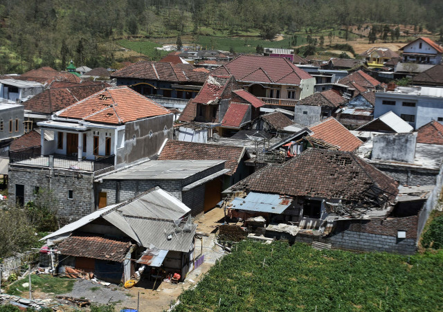 One dead, thousands displaced by East Java tornado