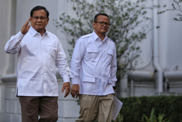Gerindra Party chairman Prabowo Subianto (left) and the party's deputy chairman, Eddhie Prabowo, arrive at the State Palace in Central Jakarta on Monday to meet with President Joko "Jokowi" Widodo. 