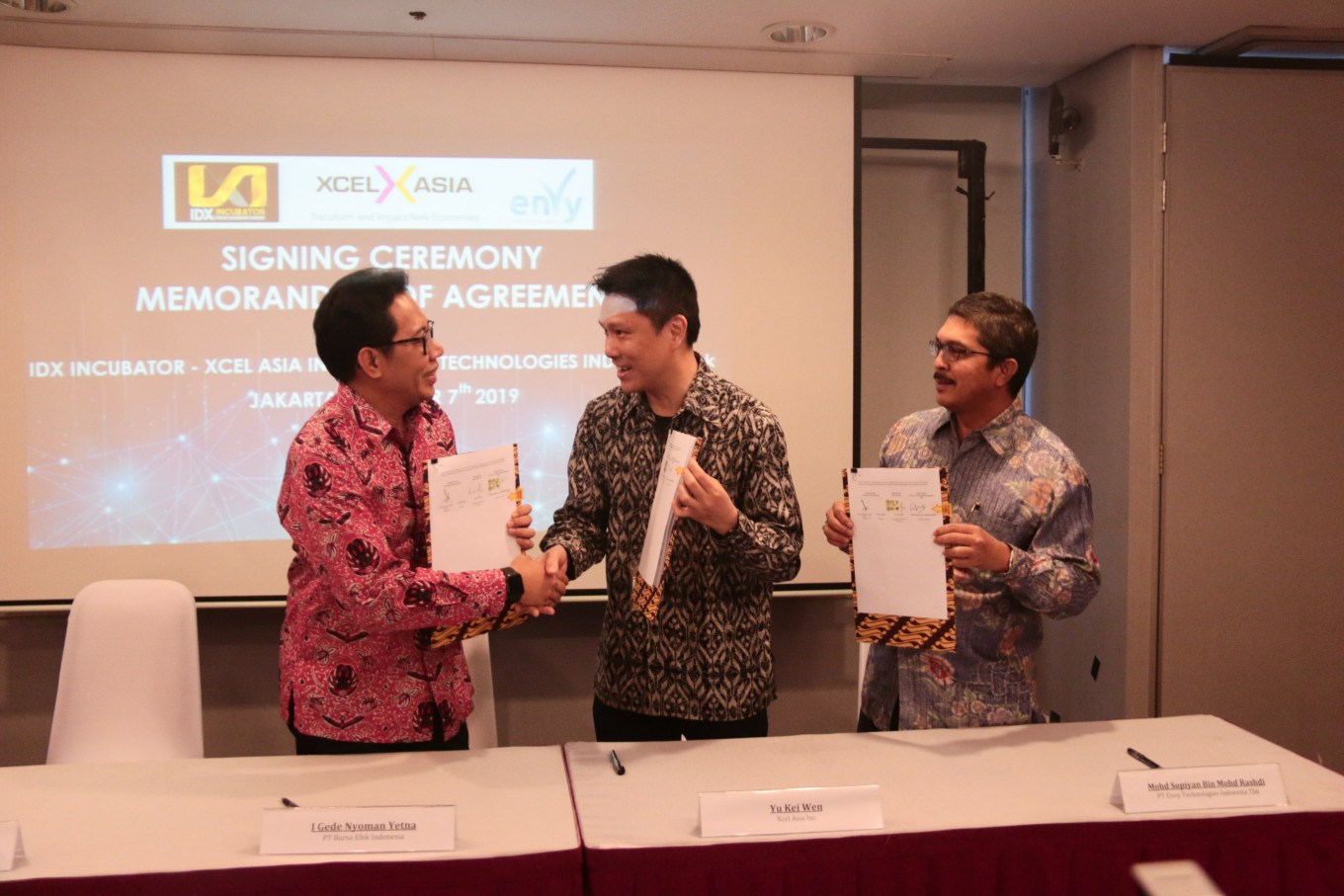 Indonesian language requirement for contracts