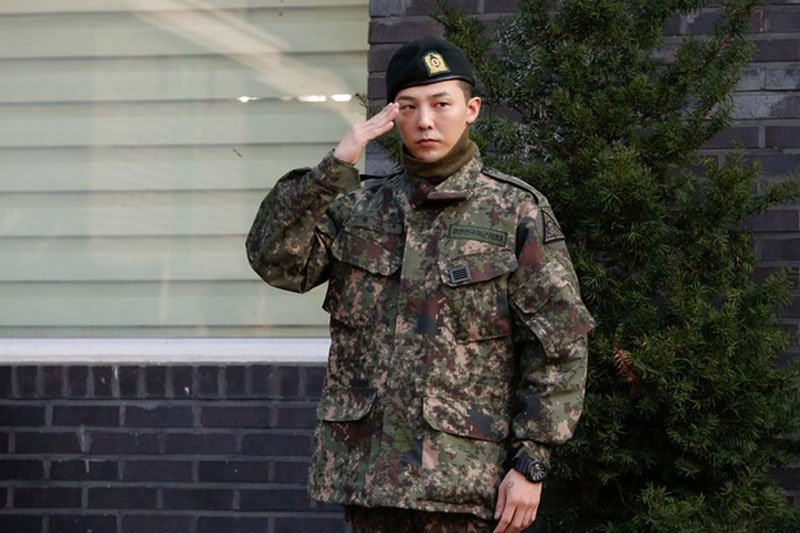 Fans of K-pop band Big Bang gather for G-Dragon's military discharge