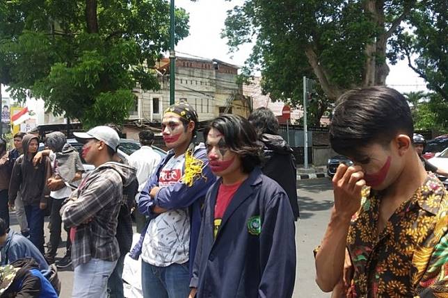 Face of Joker appears in Mataram as student protests continue