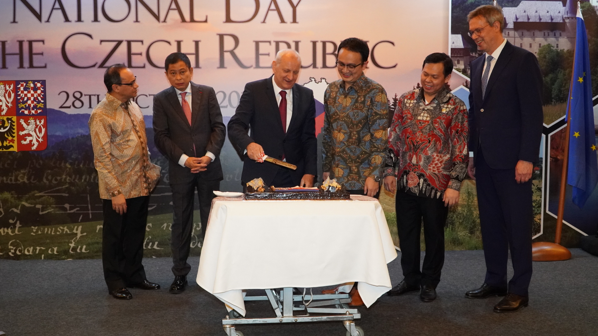 Czech Ambassador to Indonesia Ivan Hotěk (third left) accompanied by Deputy Trade Minister Jerry Sambuaga (third right), Regional Representatives Council (DPD Deputy Speaker Sultan Baktiar Najamudin (second right), former Energy and Mineral Resources Minister Ignasius Jonan (second left), Foreign Ministry's Director General for American and European Affairs Teuku Faizasyah and new European Ambassador to Indonesia Vincent Piket  (right) cuts a cake during a Czech Republic National Day reception at the Mandarin Oriental hotel in Jakarta on Monday. 