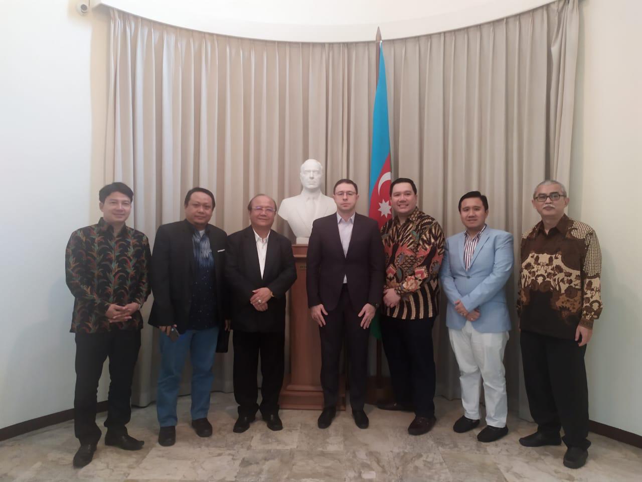 Cooperatives talk: Azerbaijan&rsquo;s Charge d&rsquo;affaires Ruslan Nasibov (center) poses with members of sharia-based cooperatives after a meeting at Azerbaijan&rsquo;s Embassy in Jakarta.