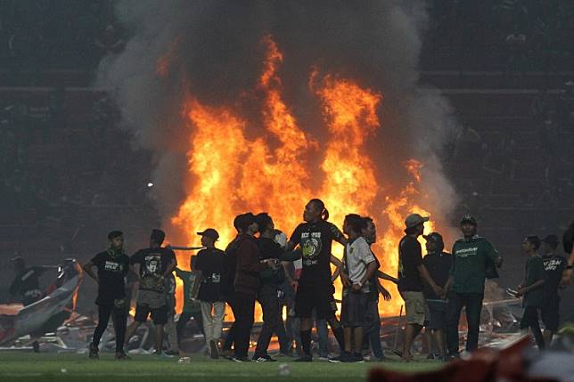 Persebaya suffers double loss: To PSS, plus angry fans riot