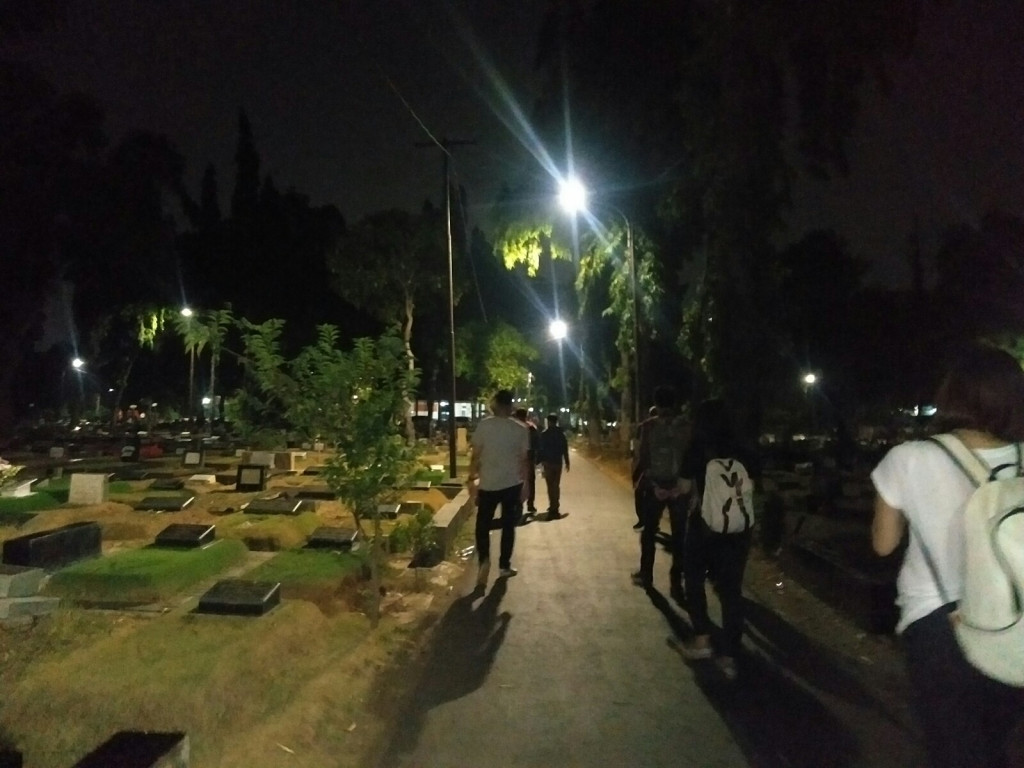 Urban legends turn South Jakarta cemetery into spot for ‘thrill-seeking tourists’