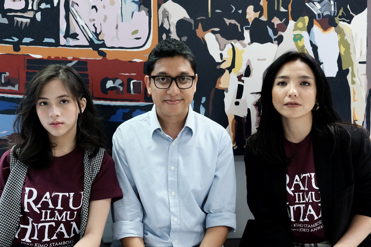 Zara JKT48 (left) poses with director Kimo Stamboel (middle) and Imelda Therinne (right). 