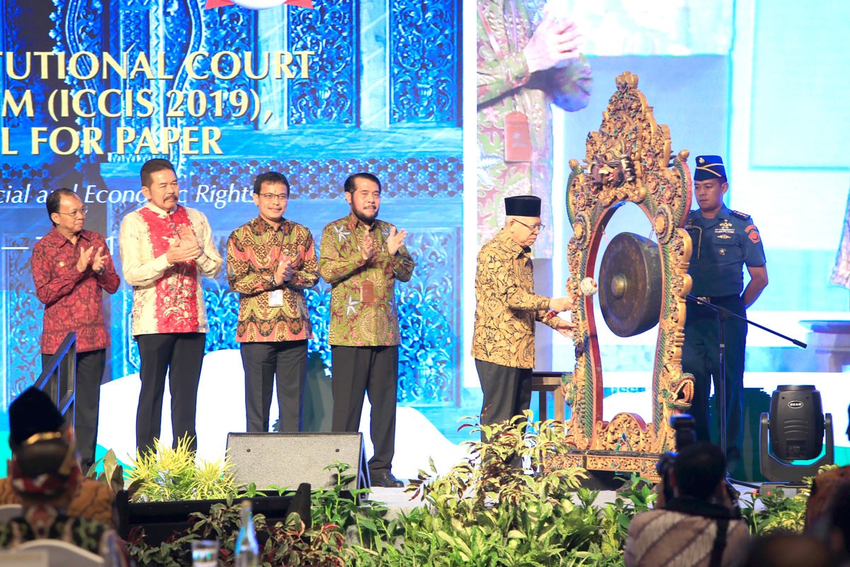 Vice President Ma&rsquo;ruf Amin strikes a gong to mark the start of the third Indonesian Constitutional Court International Symposium (ICCIS 2019) in Nusa Dua, Bali, on Monday. Standing next to the Vice President are (from left) Bali Governor Wayan Koster, Attorney General ST Burhanuddin, Constitutional Court Secretary-General M. Guntur Hamzah and Constitutional Court Chief Justice Anwar Usman.	