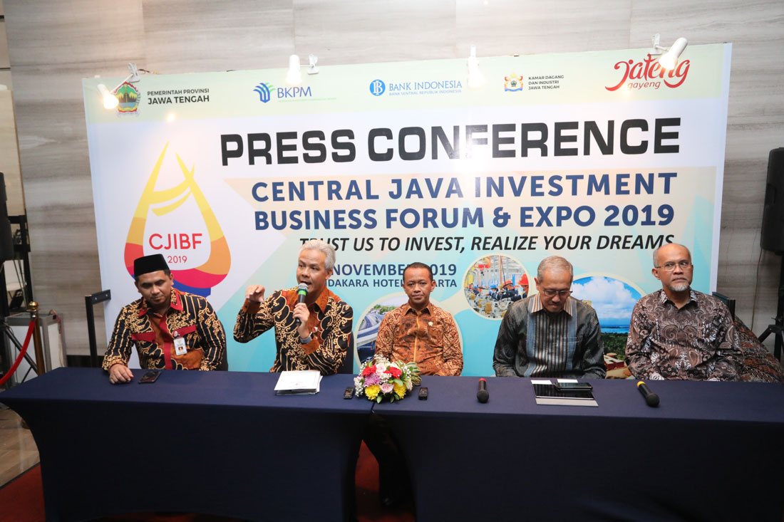 Central Java Governor Ganjar Pranowo (second left) speaks at the Central Java Investment Business Forum & Expo 2019 in Jakarta while Investment Coordinating Board (BKPM) head Bahlil Lahadalia (center) and others look on.