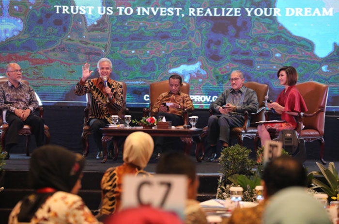 Developing economy: Central Java Governor Ganjar Pranowo (second left) speaks during the 15th Central Java Investment Business Forum at Hotel Bidakara in Jakarta on Tuesday.
