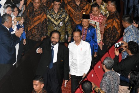 President Joko "Jokowi" Widodo walks with NasDem Party chairman Surya Paloh.