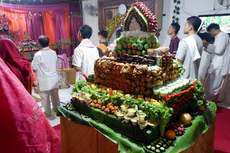 A gift to God: A mountain of food stands during the celebration of Govardhan Puja at Sri Nilacala Dharma temple in Pasar Baru, Jakarta Jakarta.   