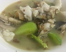 Aside from fish, the Yongkie fish soup typically consists of shrimp and squid.