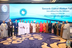United in tolerance: Ambassador of the Sultanate of Oman H.H. Al Sayyid Nazar Al Julanda Bin Majid Al Said (center) and advisor to Oman's Endowments and Religious Affairs Minister Dr. Mohammed Said Al-Mamari (center left, in white robe) pose with participants of an international conference on tolerance in Jakarta on Saturday.
