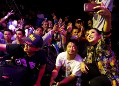 Look here: Sinden singer Soimah takes a selfie with her fans. JP/Tarko Sudiarno